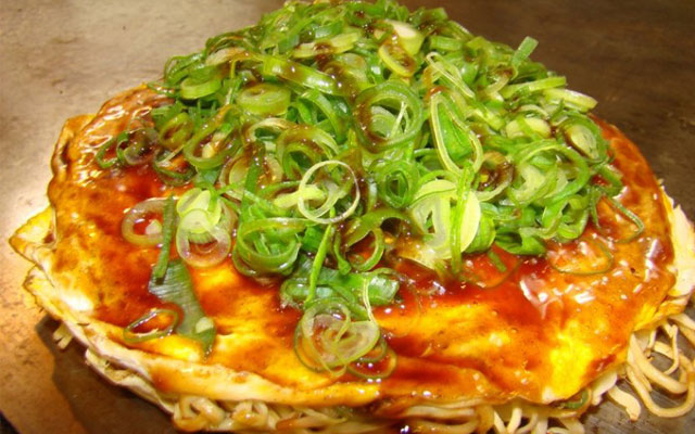 Okonomiyaki Hiroshima: Món bánh xèo kiểu Hiroshima